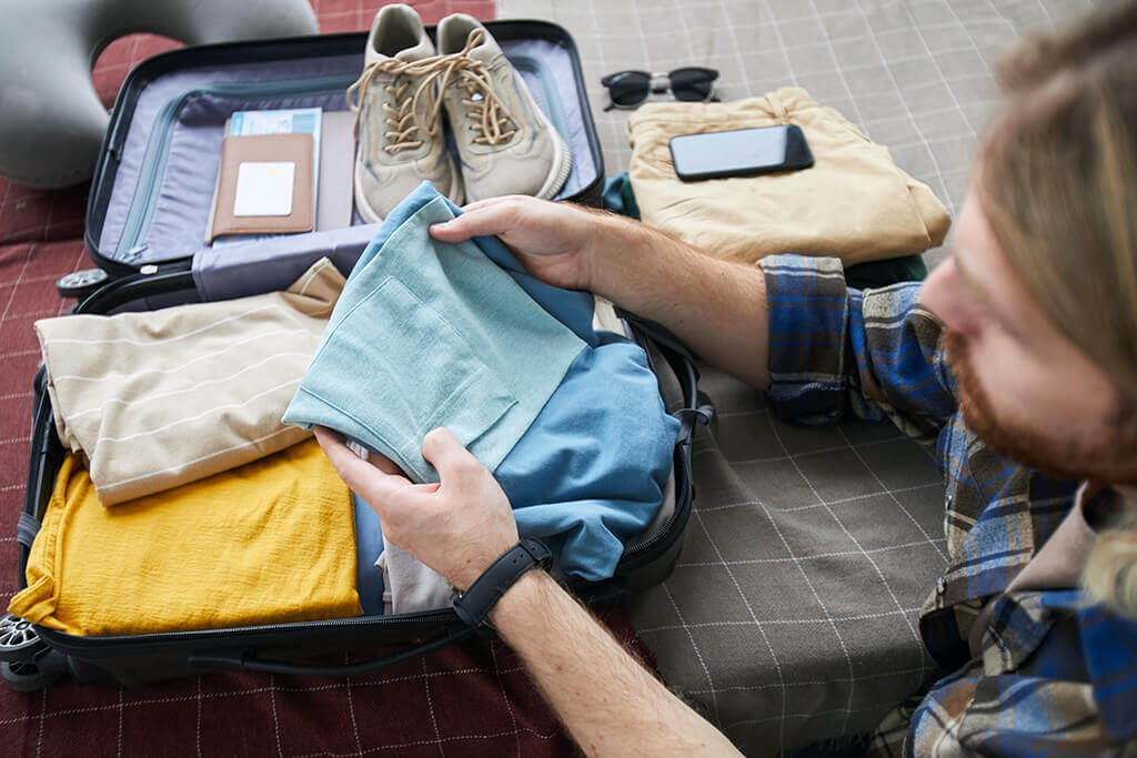 Best Way to Pack Clothes for a Move in Your Suitcase - Earthrelo